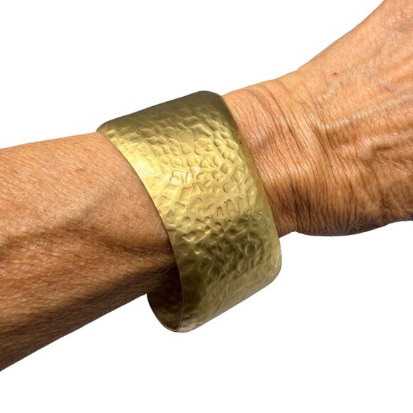 Vintage Hammered Cuff Bangle Bracelet Gold Tone Timeless Classic Minimalist - Picture 4 of 4